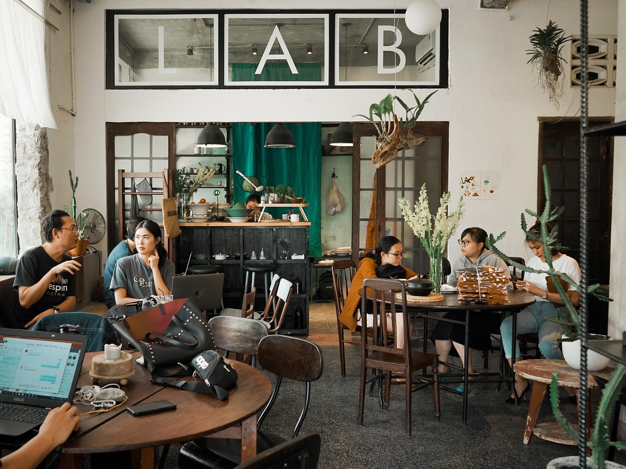 QQ实名账号：塑料购买平台app